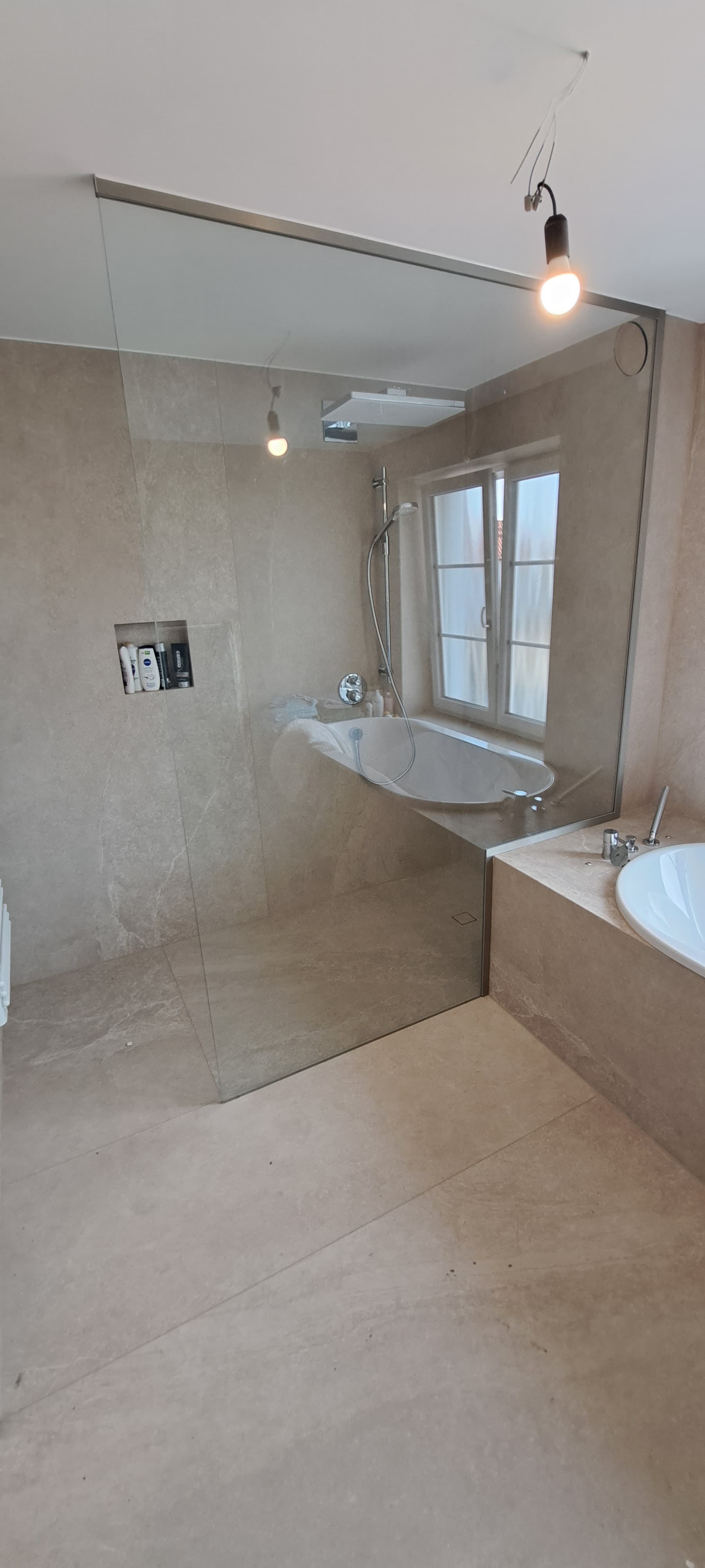 Deckenhohe Spritzschutzscheibe ohne Stabistange mit Entlüftungsloch