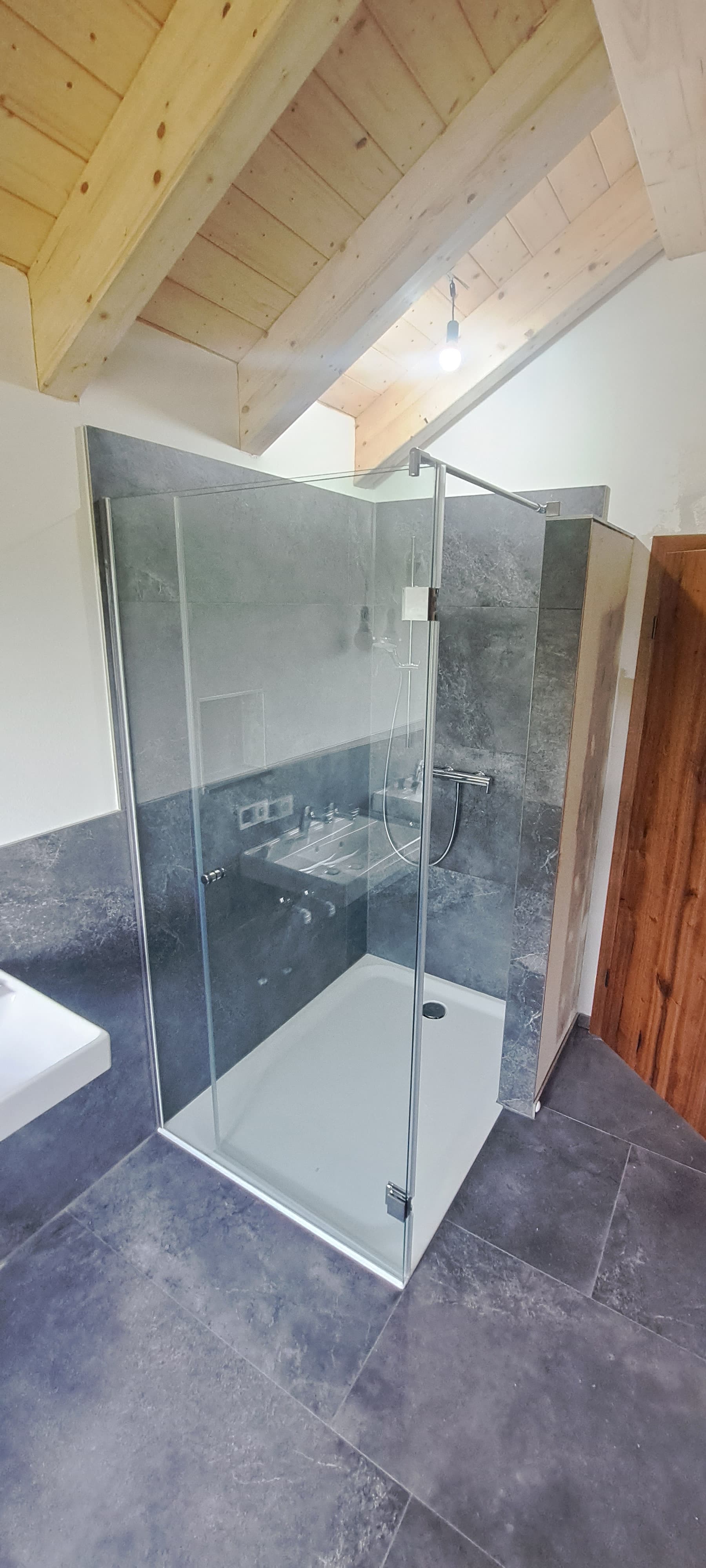 Duschkabine mit GlasGlas Pendeltürbändern