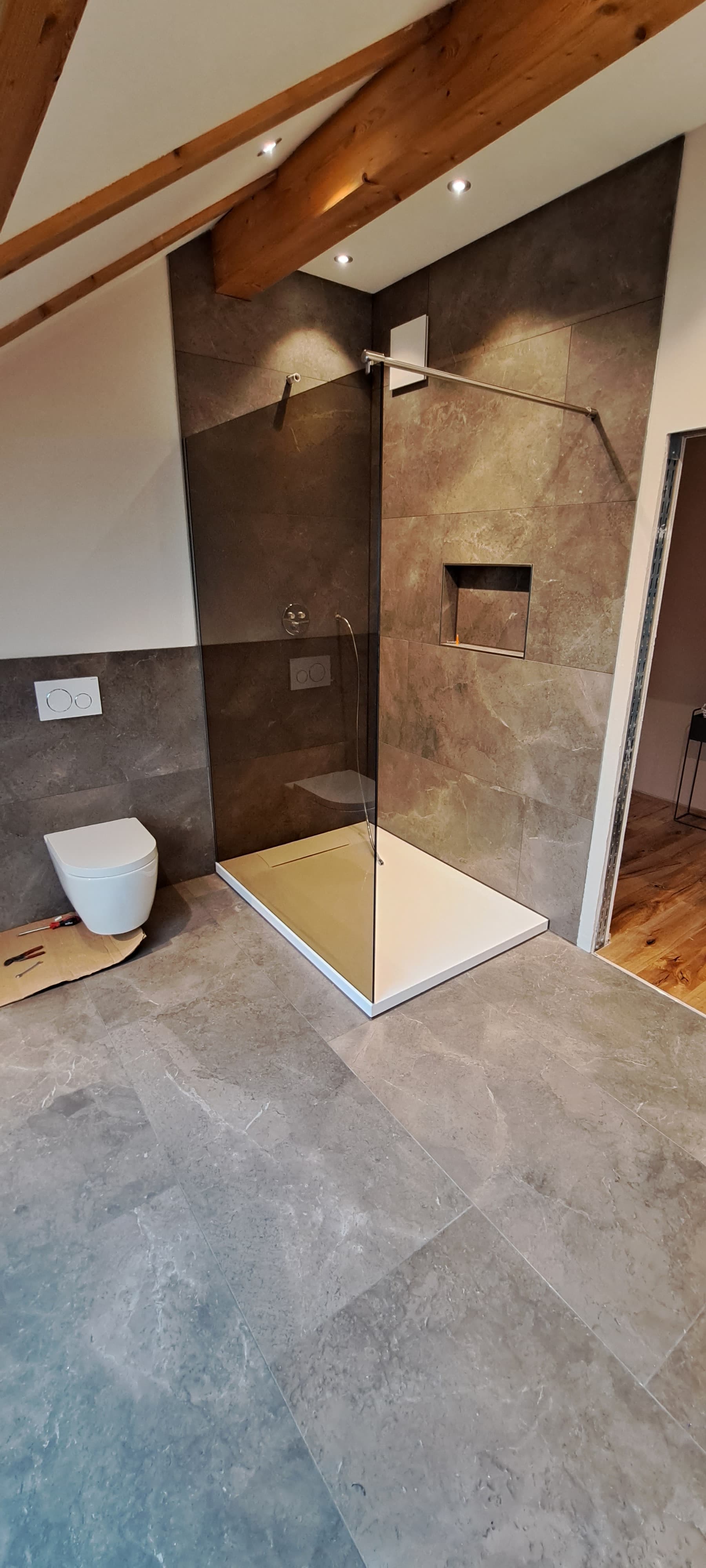 Spritzschutzscheibaus getöntem Glas